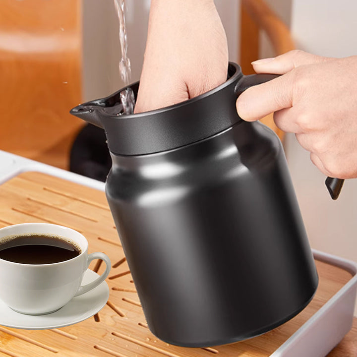 "Kannettava termospullo, ruostumatonta terästä, moderni muotoilu, ergonominen kahva, 800ml tai 1000ml kapasiteetti."
