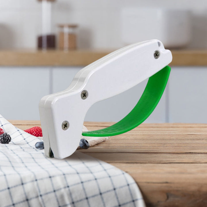 Bærbar hvid knivsliber med ergonomisk design, nem at transportere til udendørs brug, velegnet til knive og sakse.