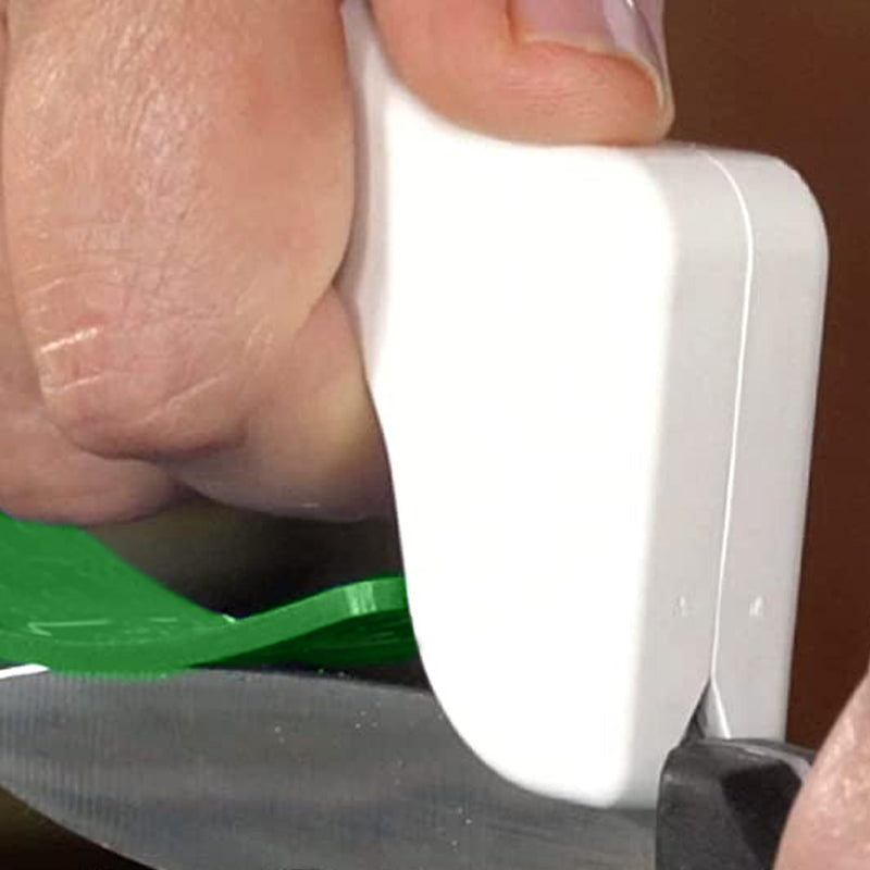 Bærbar hvid knivsliber med ergonomisk design, nem at transportere til udendørs brug, velegnet til knive og sakse.