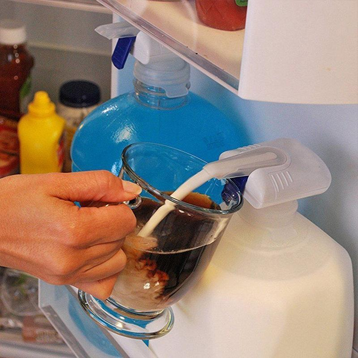 Håndfri drikkeudleverer til børn og voksne; hvid enhed oven på drikkebeholder, universelt dæksel, nem at bruge.
