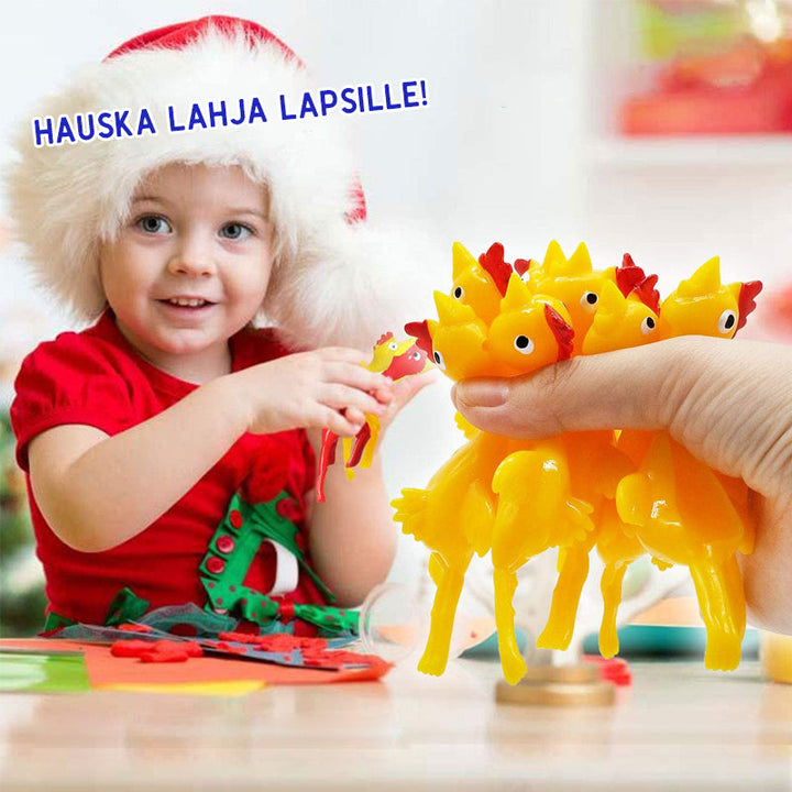 Gul kalkununge legetøj på grønt græs, sjovt familiespil til øjeblikke, lys klar farve til udendørs leg.