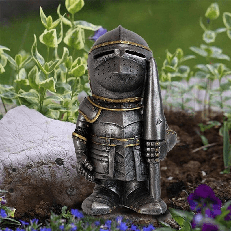 Middelalderlig have-nisse, detaljeret harpiksfigur, håndmalet rustning, dekorativt skjold, 20cm, farverig havepynt