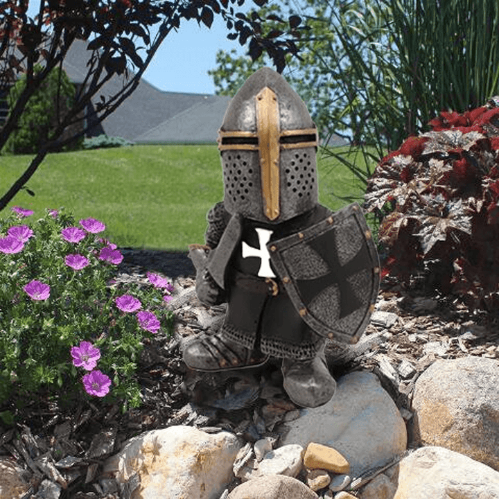Middelalderlig have-nisse, detaljeret harpiksfigur, håndmalet rustning, dekorativt skjold, 20cm, farverig havepynt