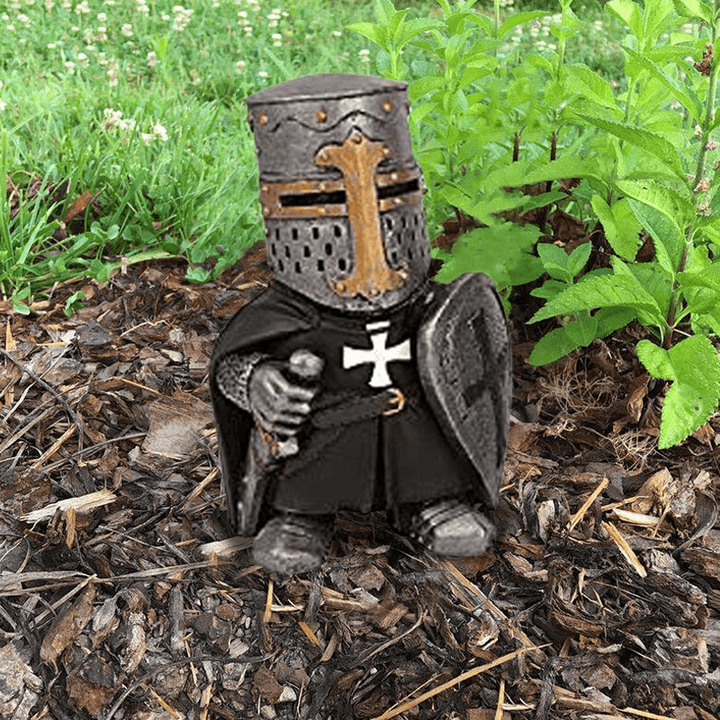 Middelalderlig have-nisse, detaljeret harpiksfigur, håndmalet rustning, dekorativt skjold, 20cm, farverig havepynt
