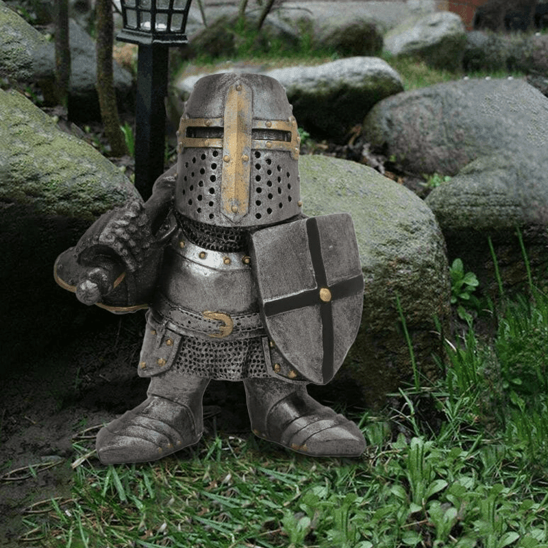 Middelalderlig have-nisse, detaljeret harpiksfigur, håndmalet rustning, dekorativt skjold, 20cm, farverig havepynt