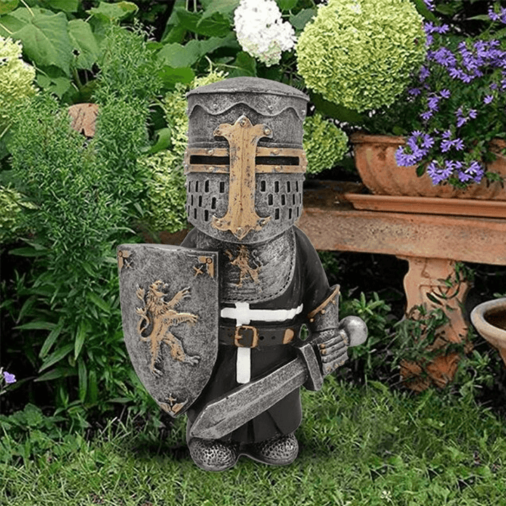 Middelalderlig have-nisse, detaljeret harpiksfigur, håndmalet rustning, dekorativt skjold, 20cm, farverig havepynt