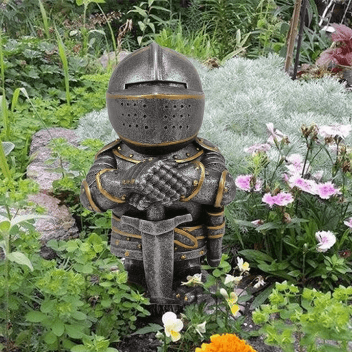 Middelalderlig have-nisse, detaljeret harpiksfigur, håndmalet rustning, dekorativt skjold, 20cm, farverig havepynt