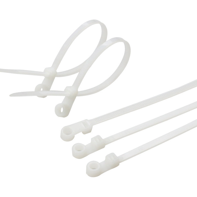 Holdbar selvlåsende nylon kabelbinder med skruehul, i sort, til at organisere kabler på en væg.