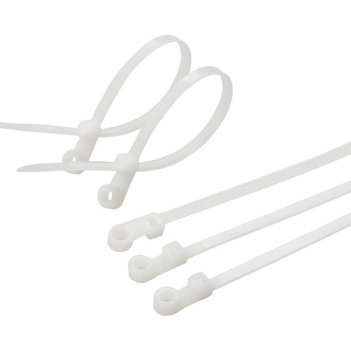 Holdbar selvlåsende nylon kabelbinder med skruehul, i sort, til at organisere kabler på en væg.