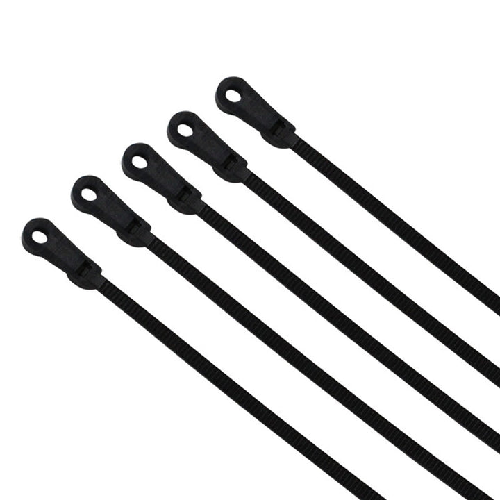 Holdbar selvlåsende nylon kabelbinder med skruehul, i sort, til at organisere kabler på en væg.