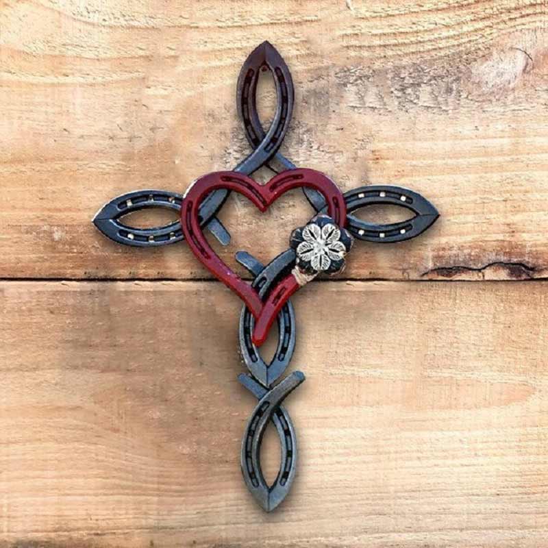 Genbrugt hestesko hjerte dekoration, håndlavet med metalblomst og jutestof for en vintage-følelse.