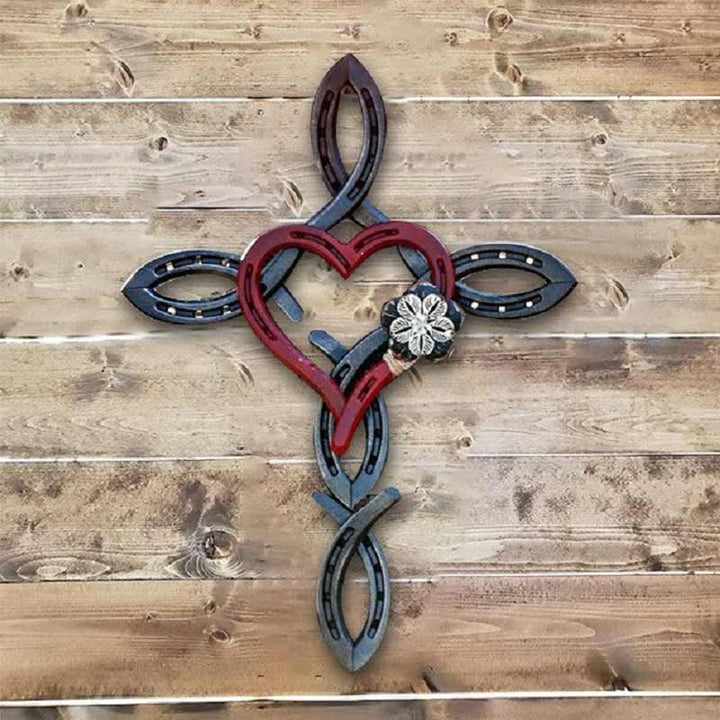 Genbrugt hestesko hjerte dekoration, håndlavet med metalblomst og jutestof for en vintage-følelse.