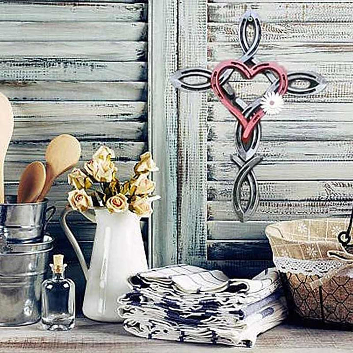 Genbrugt hestesko hjerte dekoration, håndlavet med metalblomst og jutestof for en vintage-følelse.