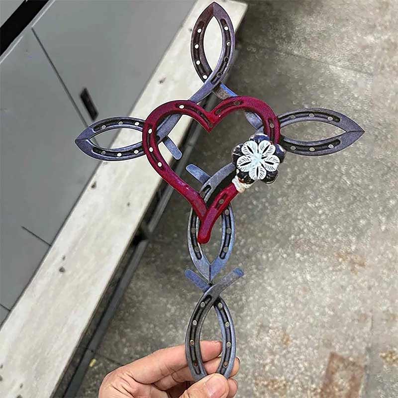 Genbrugt hestesko hjerte dekoration, håndlavet med metalblomst og jutestof for en vintage-følelse.