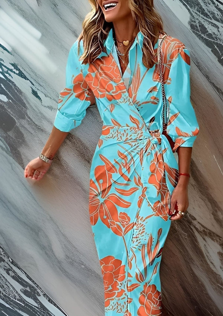 Slå-om-kjole med farverigt print, let materiale, flatterende pasform, perfekt til sommerdage.