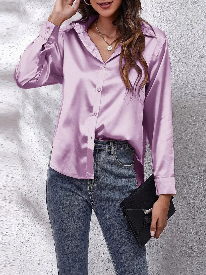 Skinnende dame satin skjorte, lange ærmer, glat skinnende overflade, alsidigt design, elegant stil, egnet til alle anledninger