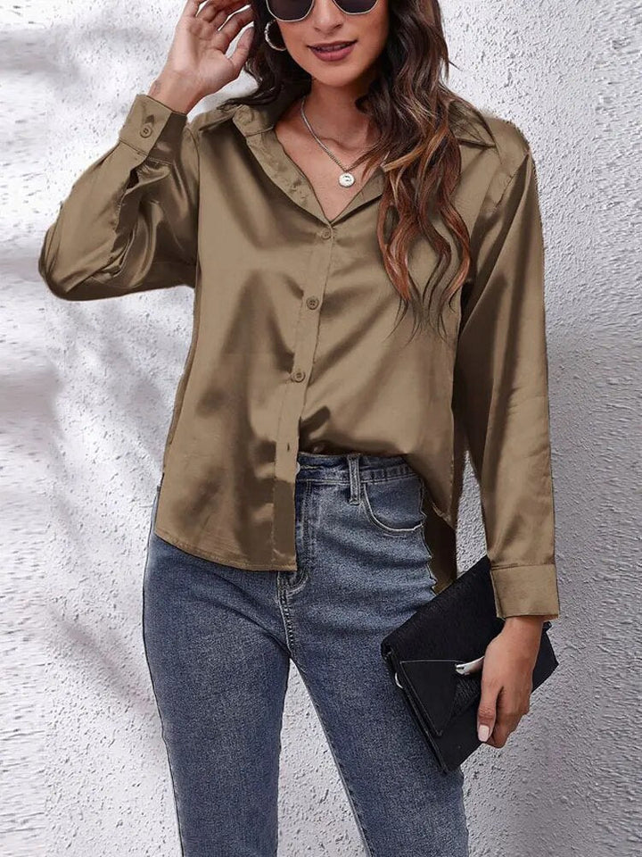 Skinnende dame satin skjorte, lange ærmer, glat skinnende overflade, alsidigt design, elegant stil, egnet til alle anledninger