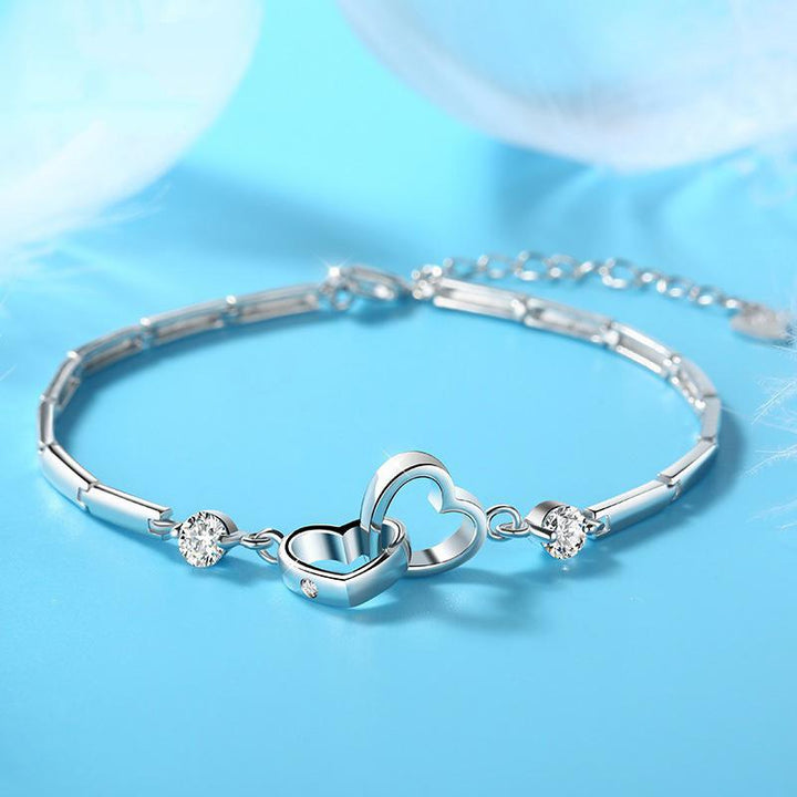 Skinnende hjertearmbånd med zirkoner, feminint og elegant tilbehør, funklende zirkonudsmykning fremhæver hjerteformen.