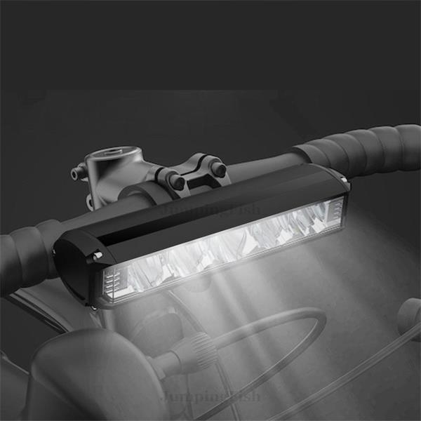 Lys cykellygte foran 900 Lm, bred 180° lys, holdbar IPX4 konstruktion, sort LED-lys monteret.