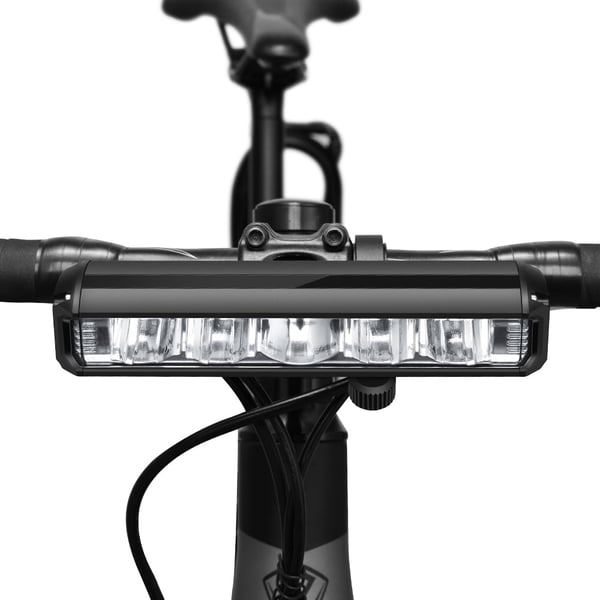 Lys cykellygte foran 900 Lm, bred 180° lys, holdbar IPX4 konstruktion, sort LED-lys monteret.