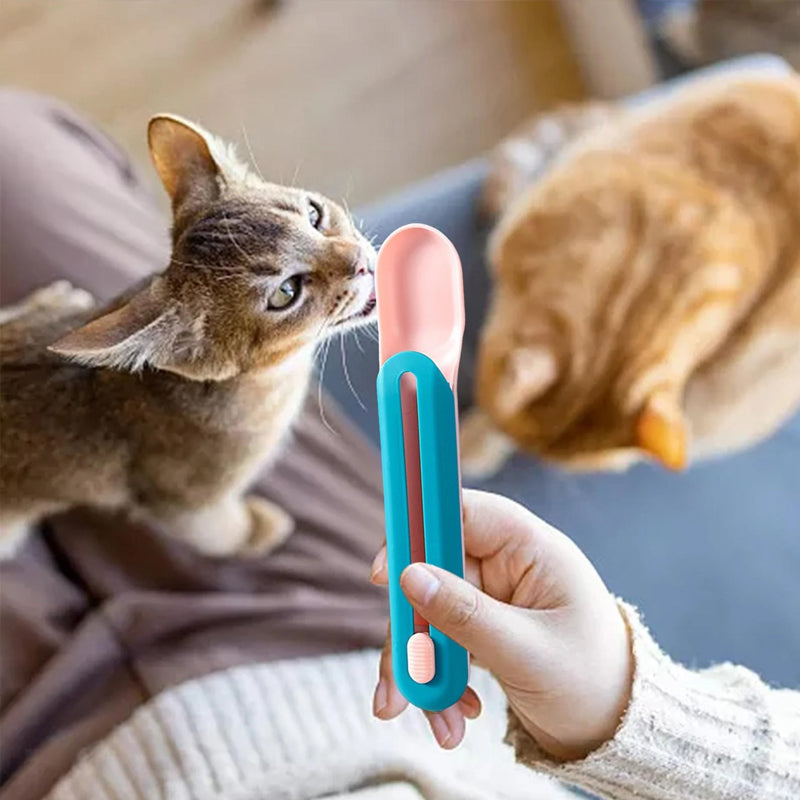 Katte vådfoder ske med tilknyttet pind; innovativ blå og lyserød enhed, der gør fodring ren.