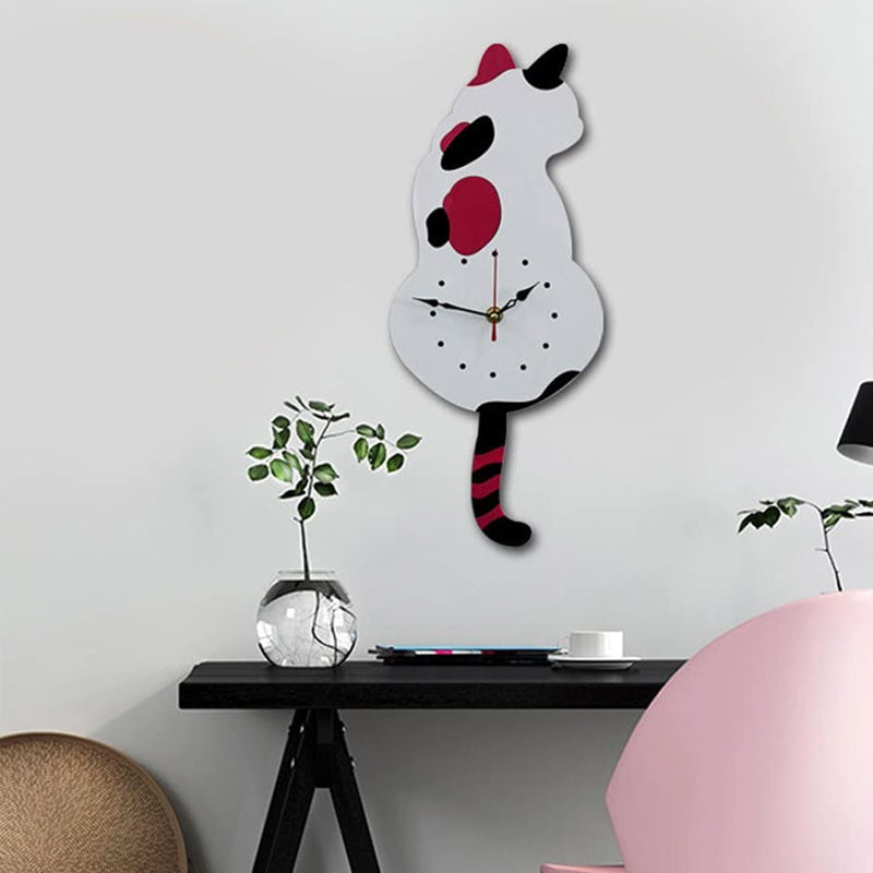 Vægur med katteudsmykning og svingende hale, tilgængelig i sort og hvid akryl, 42 cm højt, dekorativt og legende.