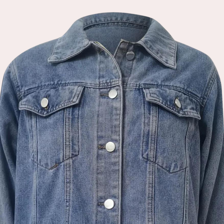 Klassinen naisten oversize denim-takki, retrotyylinen sininen jakku, nappikiinnitys ja ainutlaatuisia yksityiskohtia.