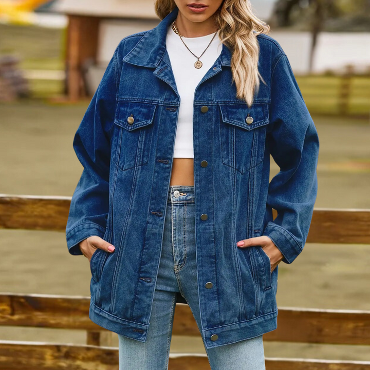 Klassinen naisten oversize denim-takki, retrotyylinen sininen jakku, nappikiinnitys ja ainutlaatuisia yksityiskohtia.