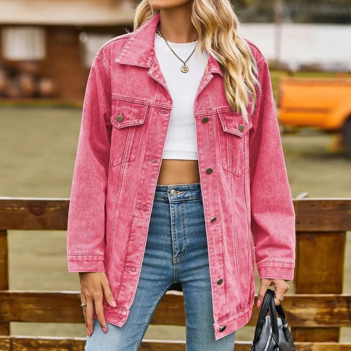 Klassinen naisten oversize denim-takki, retrotyylinen sininen jakku, nappikiinnitys ja ainutlaatuisia yksityiskohtia.