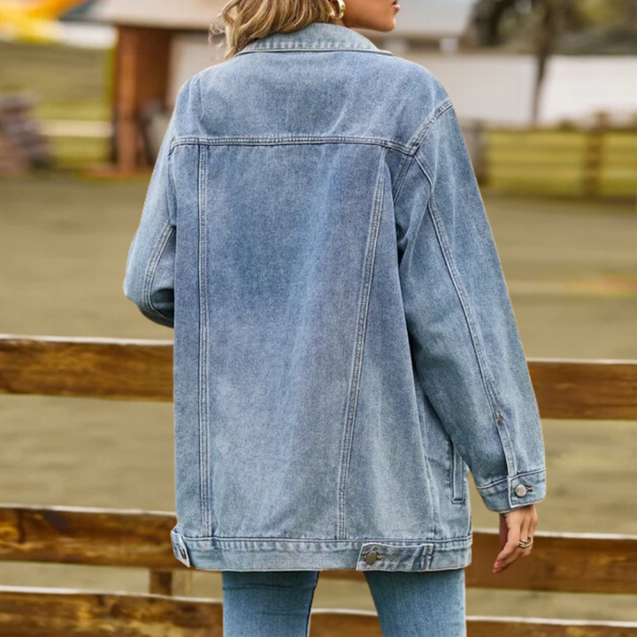 Klassinen naisten oversize denim-takki, retrotyylinen sininen jakku, nappikiinnitys ja ainutlaatuisia yksityiskohtia.