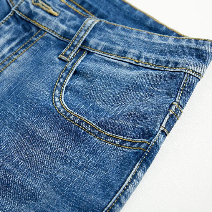 Klassiset miesten denimshortsit kesäksi, suora leikkaus, viisi taskua, sininen denim, keskikokoinen pituus, rento tyyli.