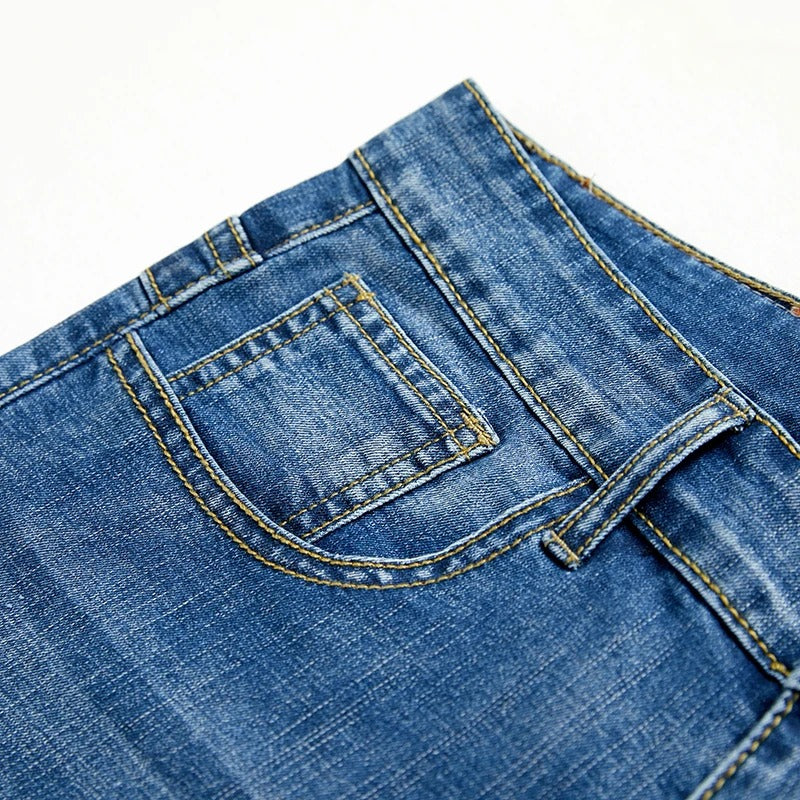 Klassiset miesten denimshortsit kesäksi, suora leikkaus, viisi taskua, sininen denim, keskikokoinen pituus, rento tyyli.