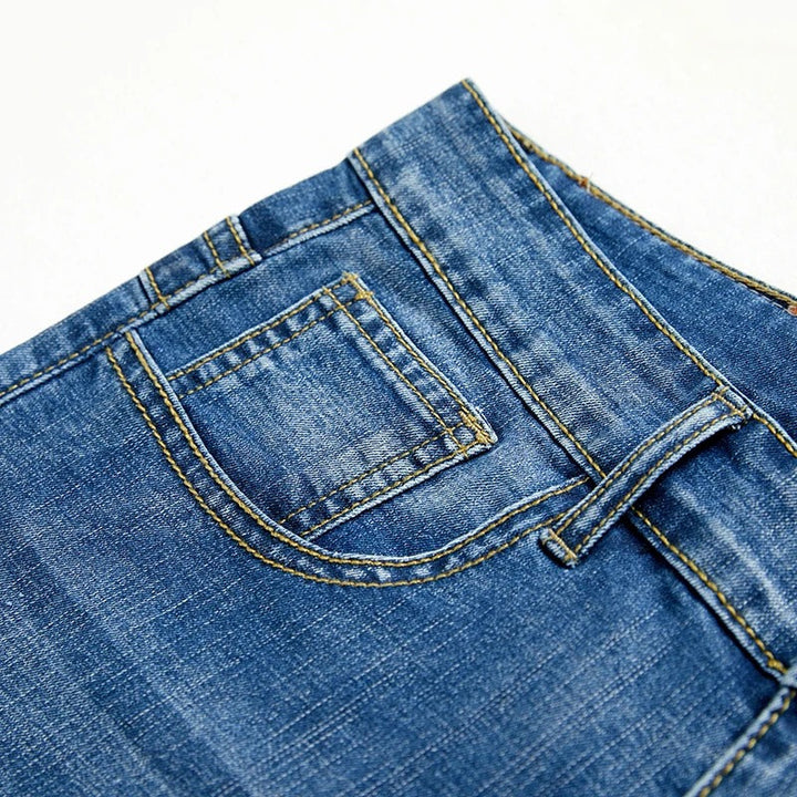 Klassiset miesten denimshortsit kesäksi, suora leikkaus, viisi taskua, sininen denim, keskikokoinen pituus, rento tyyli.