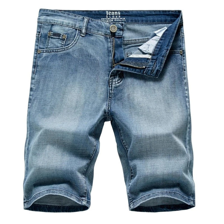 Klassiset miesten denimshortsit kesäksi, suora leikkaus, viisi taskua, sininen denim, keskikokoinen pituus, rento tyyli.