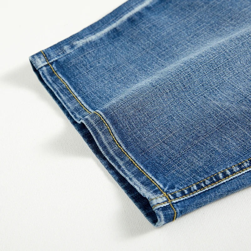 Klassiset miesten denimshortsit kesäksi, suora leikkaus, viisi taskua, sininen denim, keskikokoinen pituus, rento tyyli.