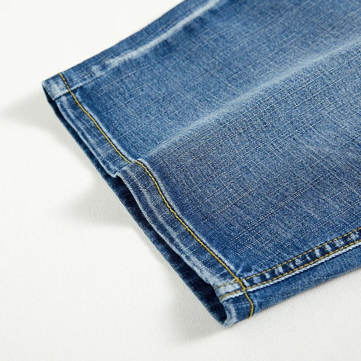 Klassiset miesten denimshortsit kesäksi, suora leikkaus, viisi taskua, sininen denim, keskikokoinen pituus, rento tyyli.
