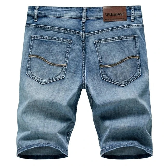 Klassiset miesten denimshortsit kesäksi, suora leikkaus, viisi taskua, sininen denim, keskikokoinen pituus, rento tyyli.