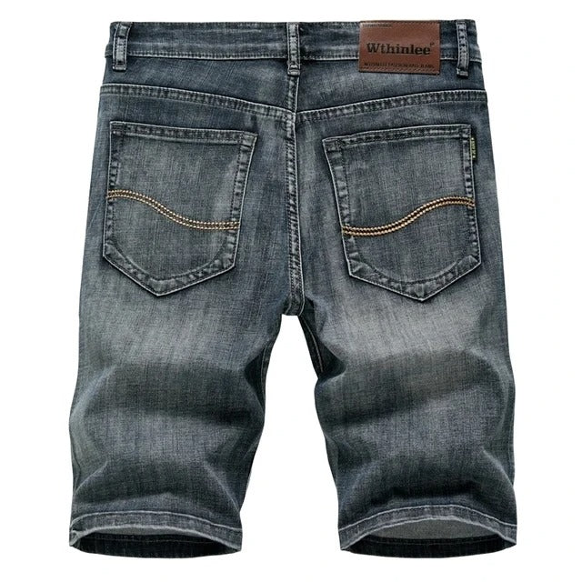 Klassiset miesten denimshortsit kesäksi, suora leikkaus, viisi taskua, sininen denim, keskikokoinen pituus, rento tyyli.