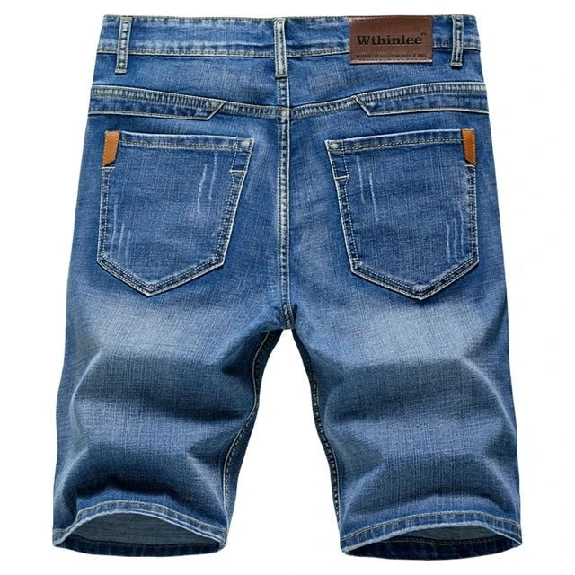 Klassiset miesten denimshortsit kesäksi, suora leikkaus, viisi taskua, sininen denim, keskikokoinen pituus, rento tyyli.
