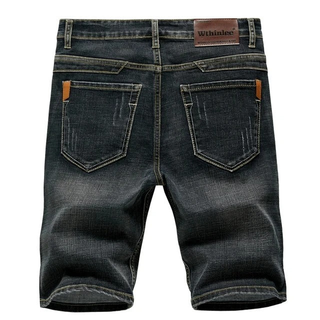 Klassiset miesten denimshortsit kesäksi, suora leikkaus, viisi taskua, sininen denim, keskikokoinen pituus, rento tyyli.