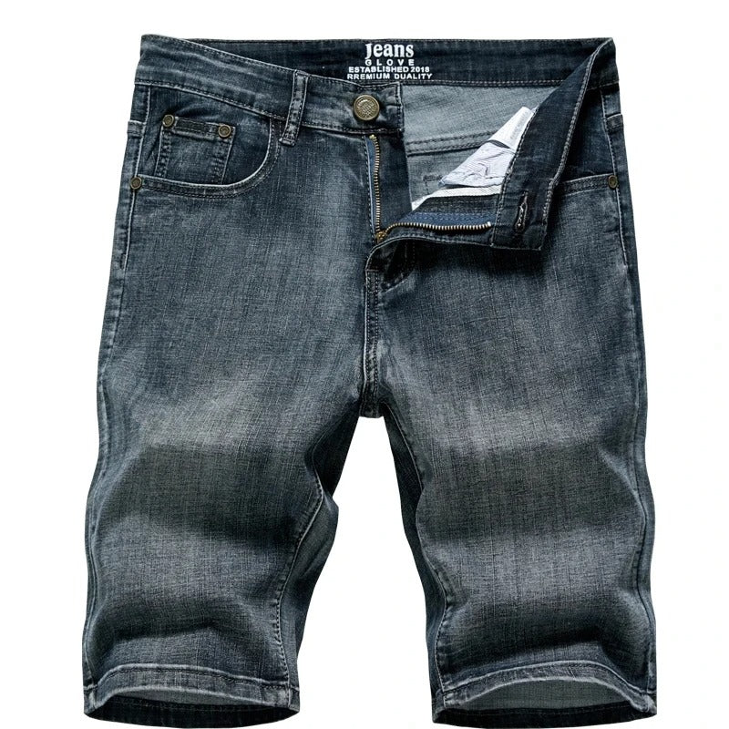 Klassiset miesten denimshortsit kesäksi, suora leikkaus, viisi taskua, sininen denim, keskikokoinen pituus, rento tyyli.