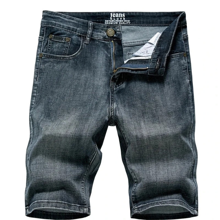 Klassiset miesten denimshortsit kesäksi, suora leikkaus, viisi taskua, sininen denim, keskikokoinen pituus, rento tyyli.