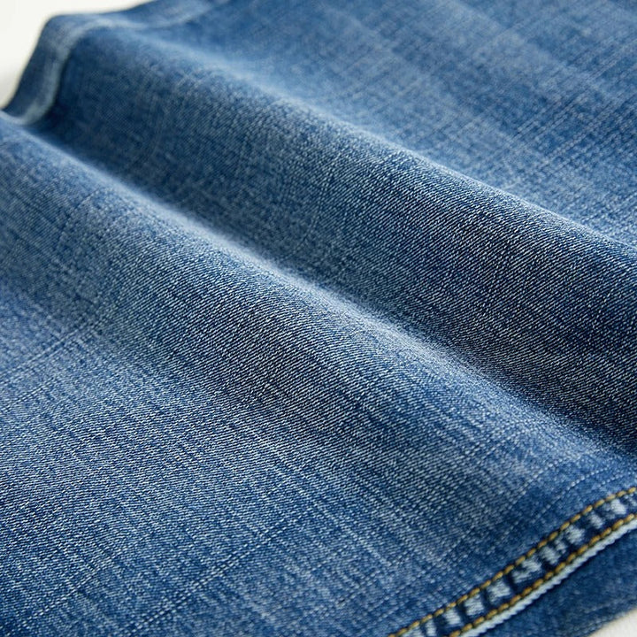 Klassiset miesten denimshortsit kesäksi, suora leikkaus, viisi taskua, sininen denim, keskikokoinen pituus, rento tyyli.