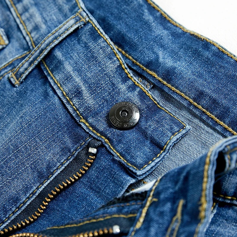 Klassiset miesten denimshortsit kesäksi, suora leikkaus, viisi taskua, sininen denim, keskikokoinen pituus, rento tyyli.