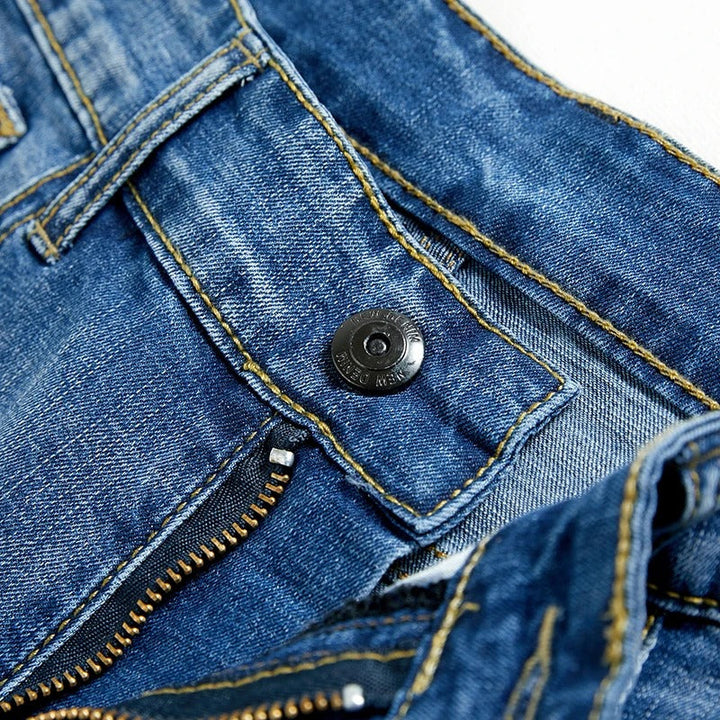Klassiset miesten denimshortsit kesäksi, suora leikkaus, viisi taskua, sininen denim, keskikokoinen pituus, rento tyyli.