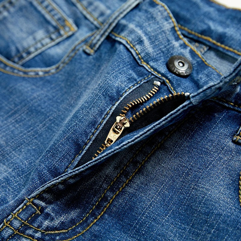 Klassiset miesten denimshortsit kesäksi, suora leikkaus, viisi taskua, sininen denim, keskikokoinen pituus, rento tyyli.