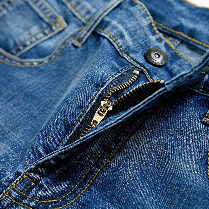 Klassiset miesten denimshortsit kesäksi, suora leikkaus, viisi taskua, sininen denim, keskikokoinen pituus, rento tyyli.