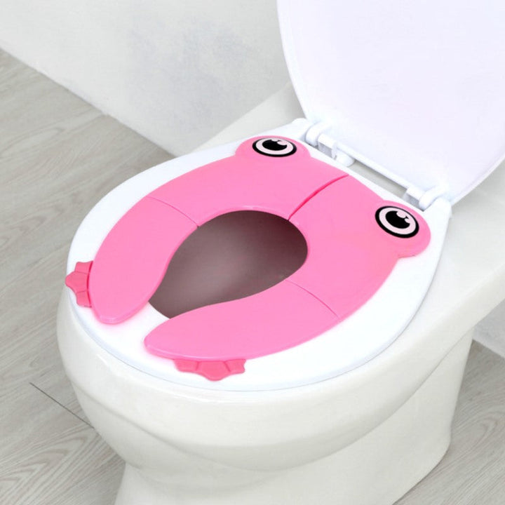 Sammenklappelig børne-toiletstol, grøn/blå/pink, praktisk og skridsikker, nem at opbevare.