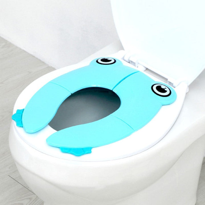 Sammenklappelig børne-toiletstol, grøn/blå/pink, praktisk og skridsikker, nem at opbevare.