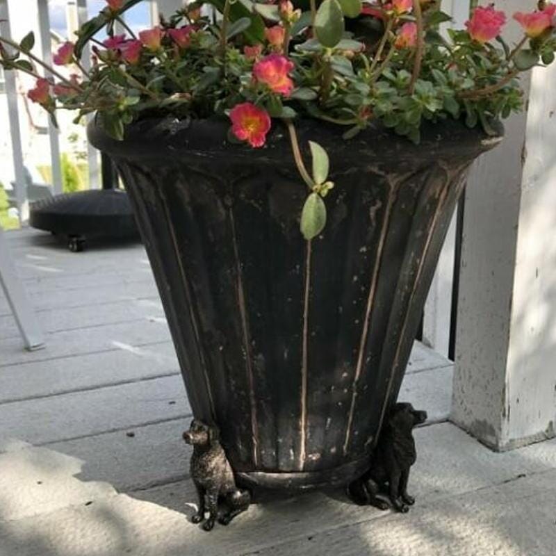 Dekorative pottefødder med dyretema: kanin, kat og hund, lavet af harpiks, til haven og indendørs brug.